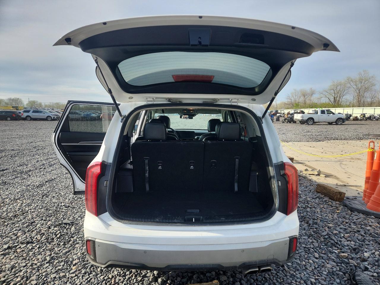 2023 Kia Telluride S - Image 6
