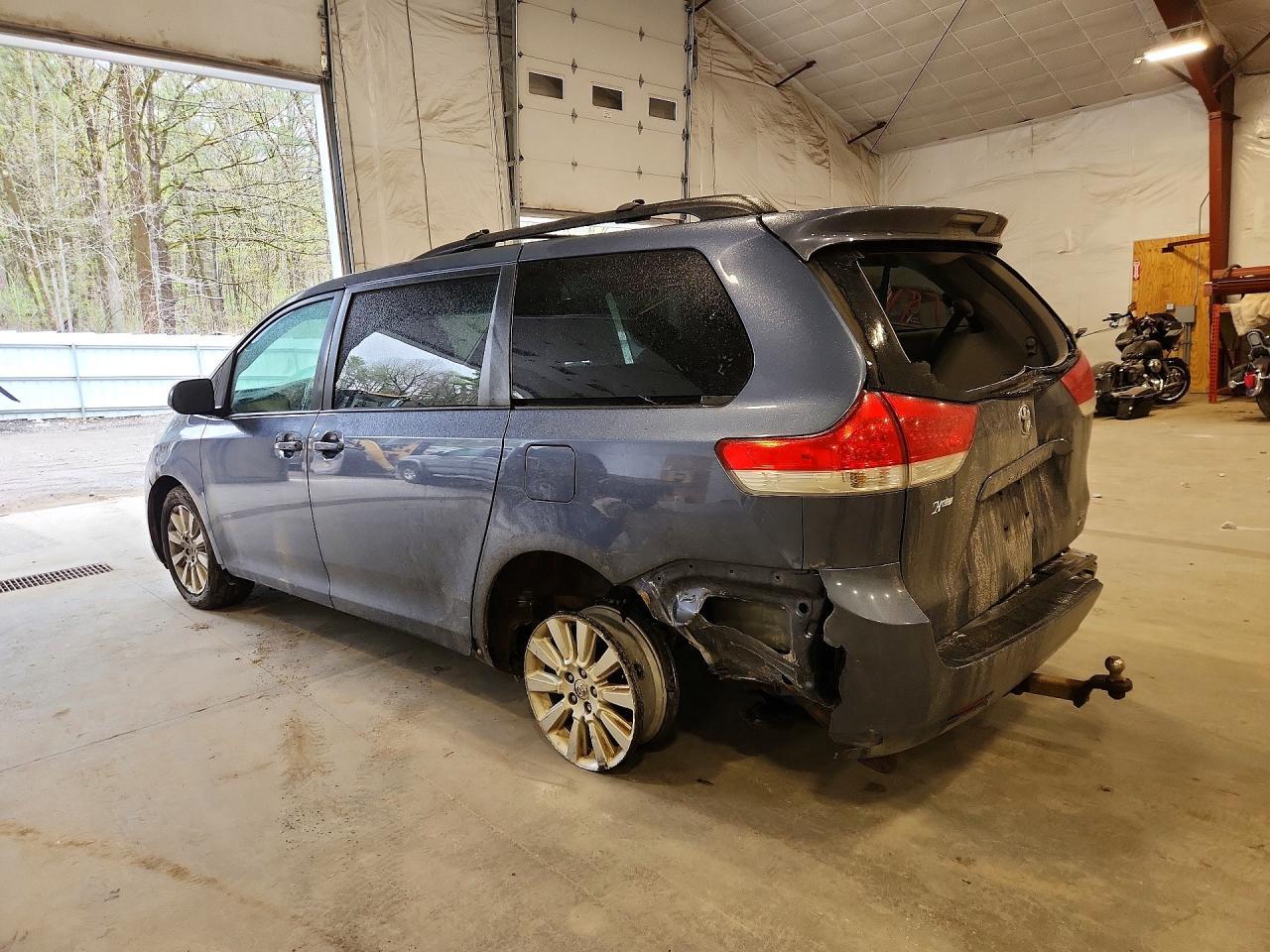 2014 Toyota Sienna Le - Фото 2