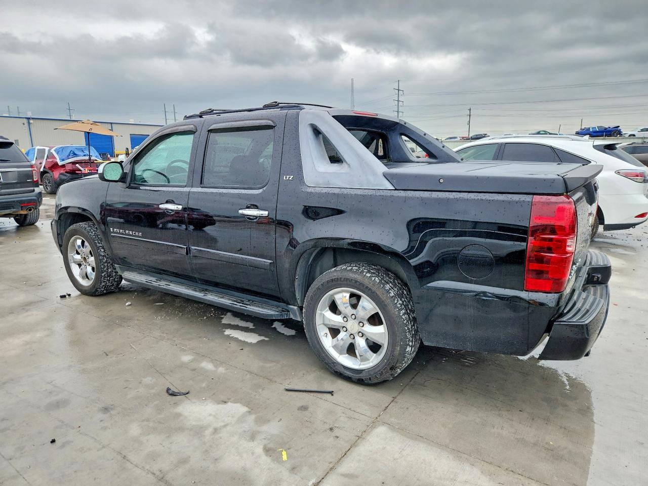 2008 Chevrolet Avalanche C1500 - Image 2