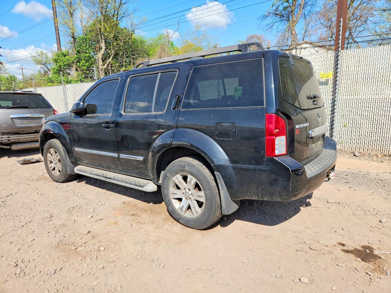 2008 Nissan Pathfinder S - Image 2