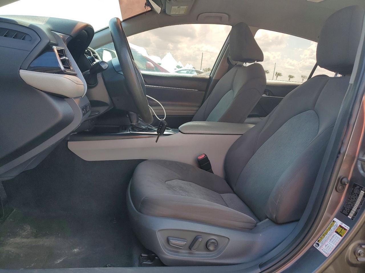 2020 Toyota Camry Le - Фото 7