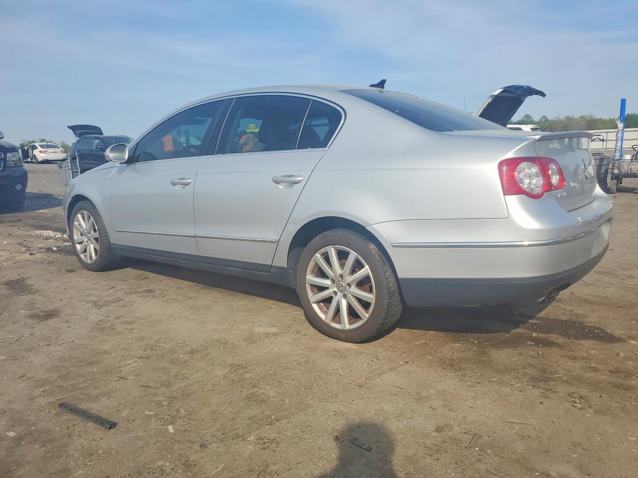 2010 Volkswagen Passat Komfort - Image 2