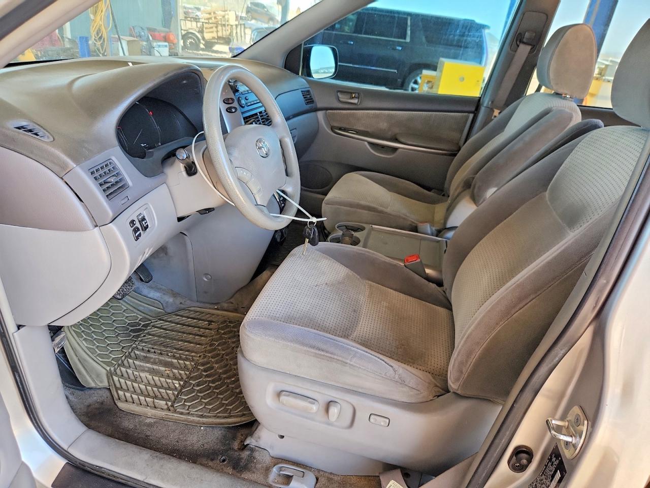 2009 Toyota Sienna Le 7-Passenger - Image 7