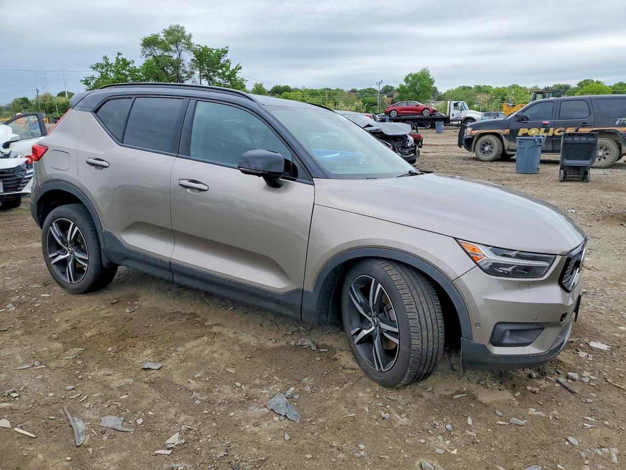 2022 Volvo Xc40 T5 R-Design - Image 4