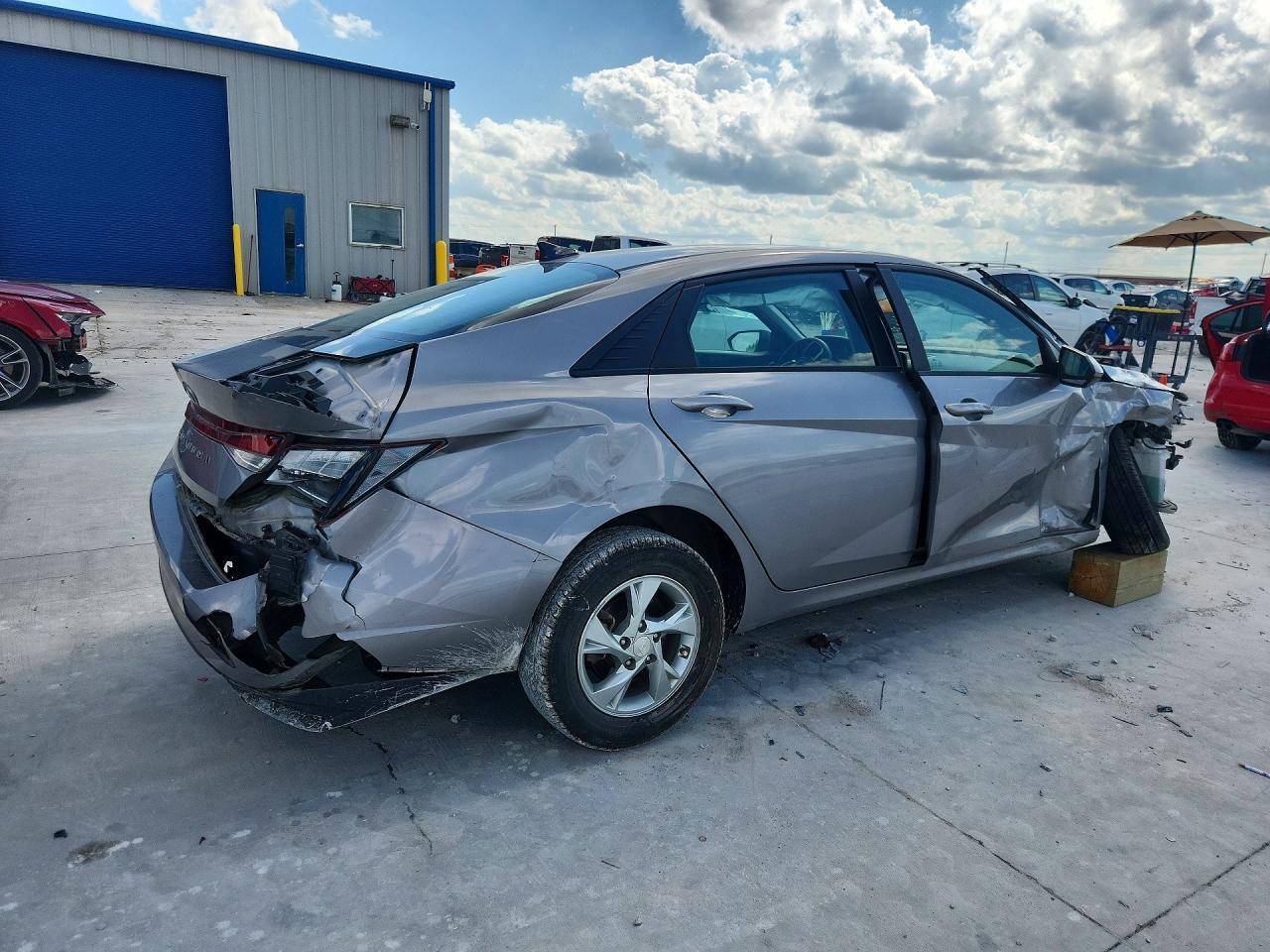 2023 Hyundai Elantra Se - Image 3