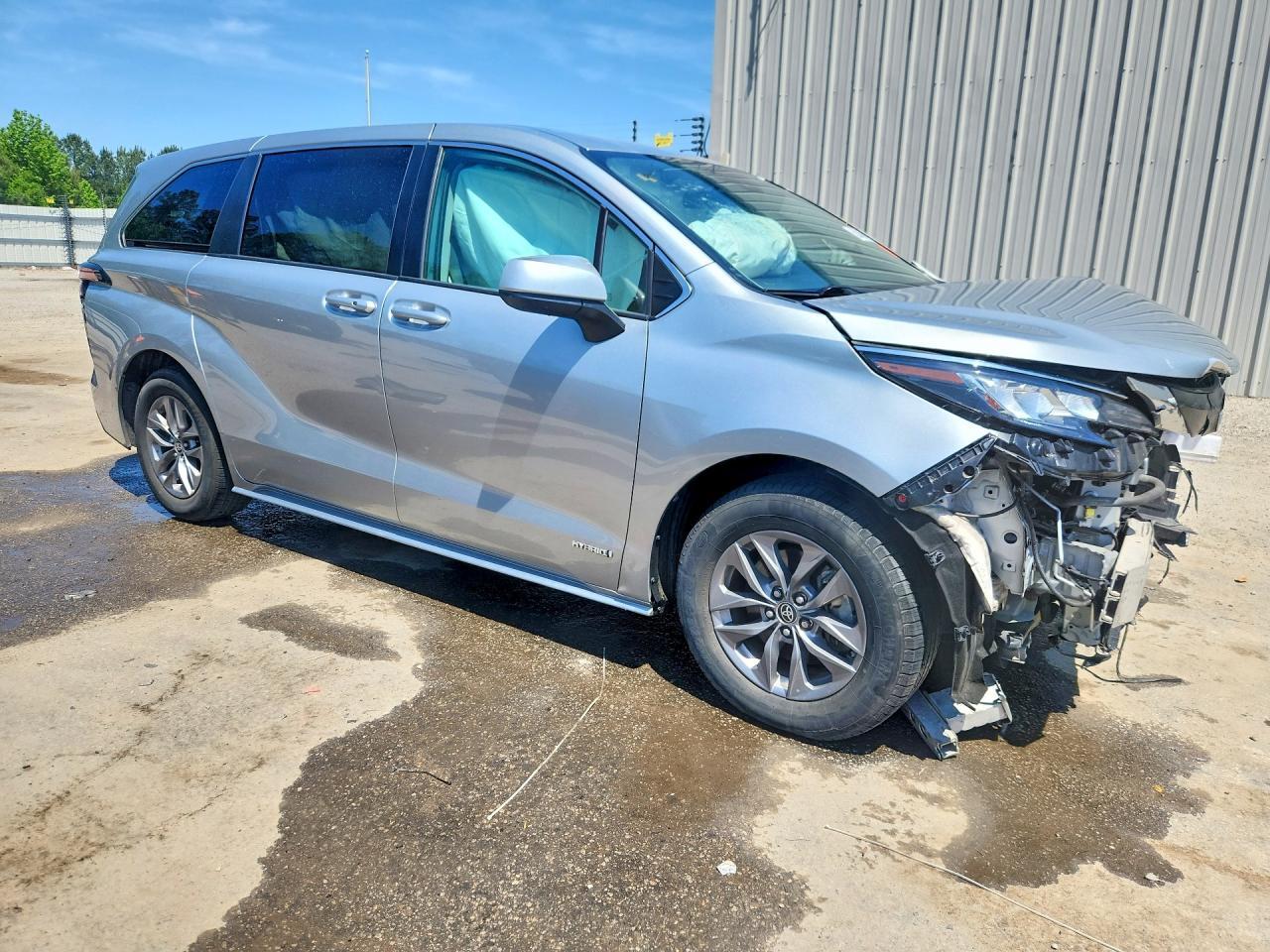 2021 Toyota Sienna Le - Image 4
