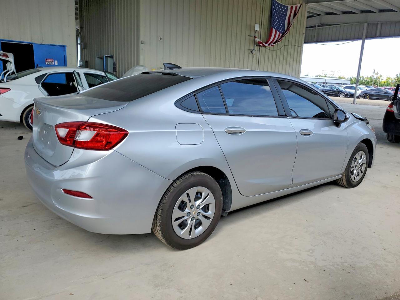 2019 Chevrolet Cruze Ls - Фото 3