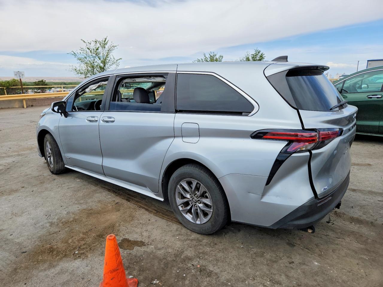 2021 Toyota Sienna Le - Image 2