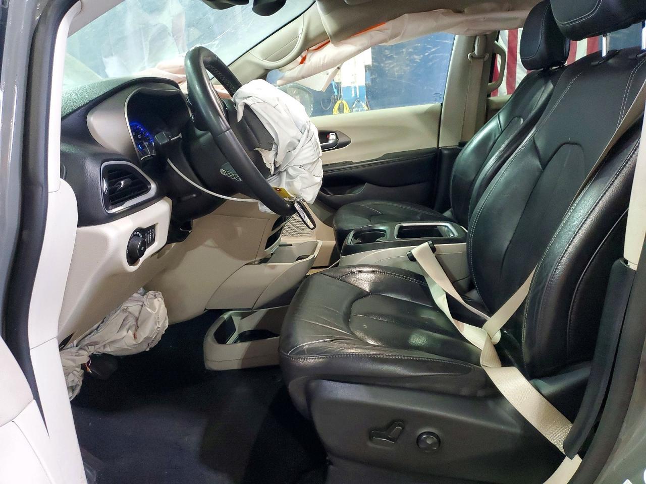 2022 Chrysler Pacifica Touring L - Image 7
