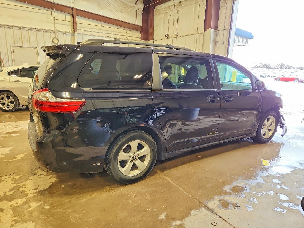 2020 Toyota Sienna Le - Фото 3