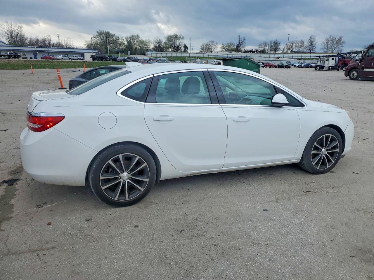 2017 Buick Verano Sport Touring - Фото 3