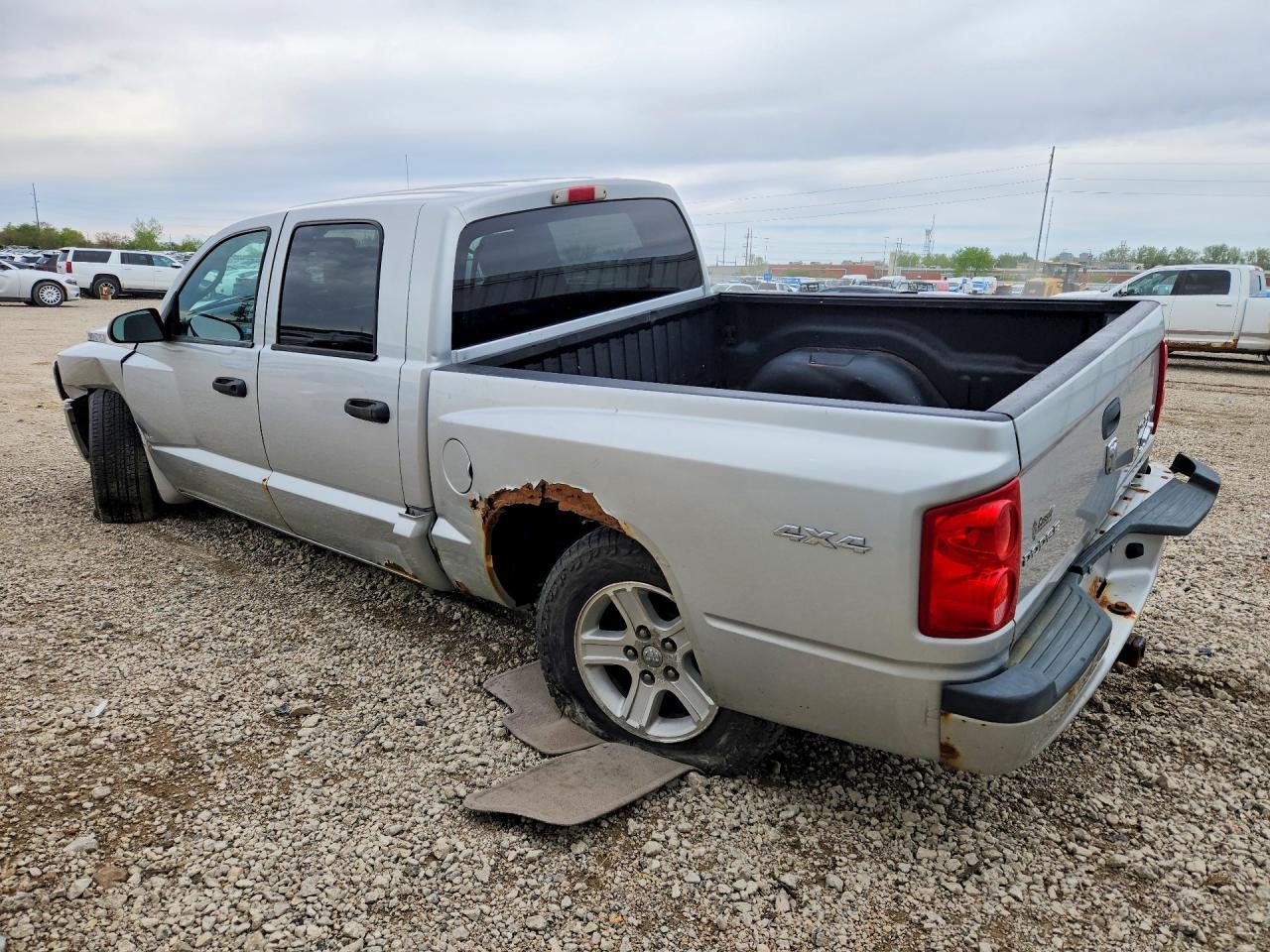 2010 Dodge Dakota - Image 2