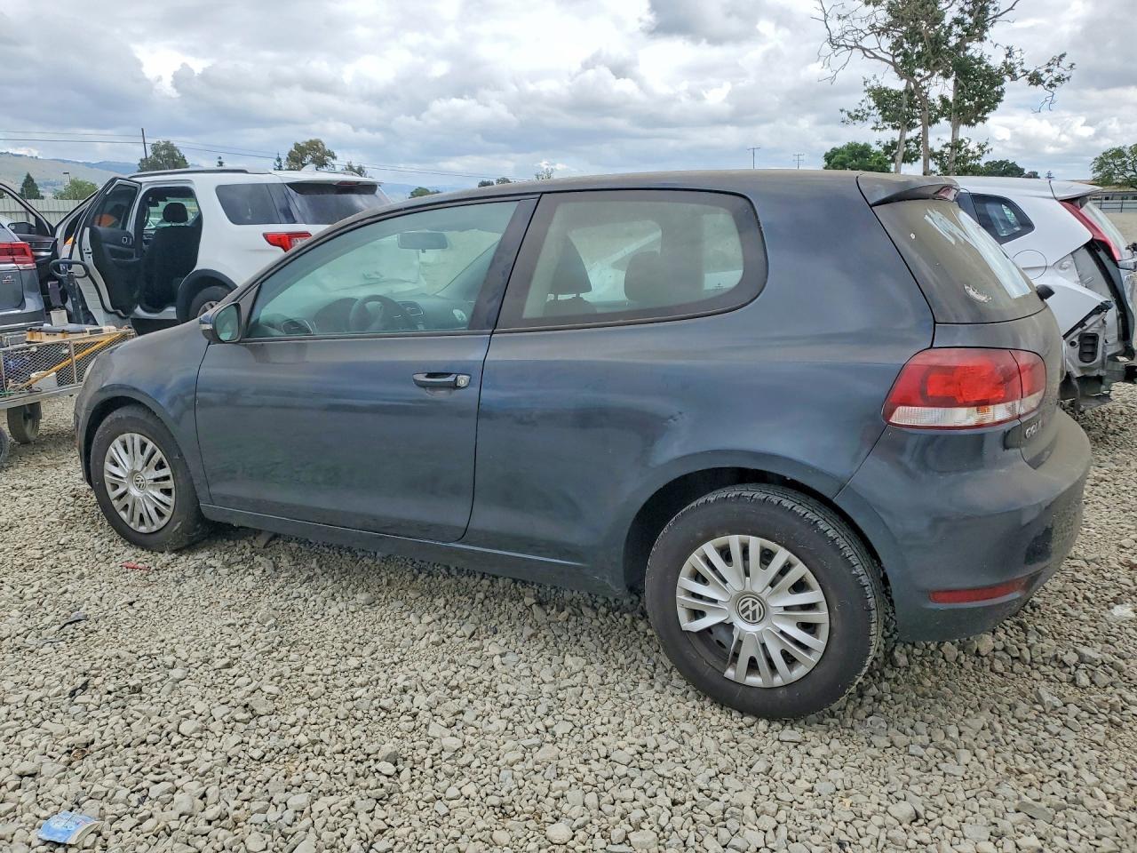 2010 Volkswagen Golf - Image 2