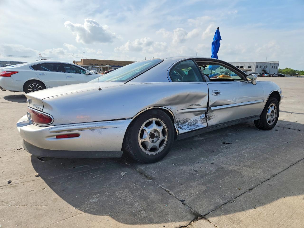 1999 Buick Riviera - Image 3