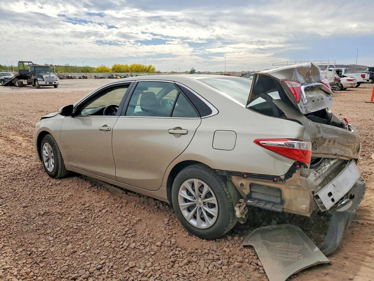 2015 Toyota Camry Le - Фото 2