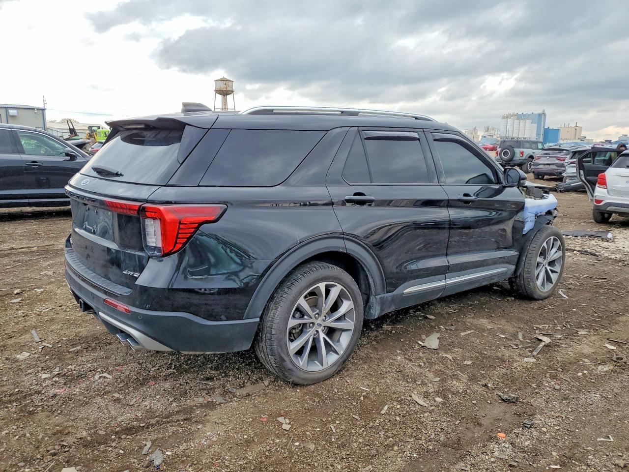 2025 Ford Explorer Platinum - Image 3