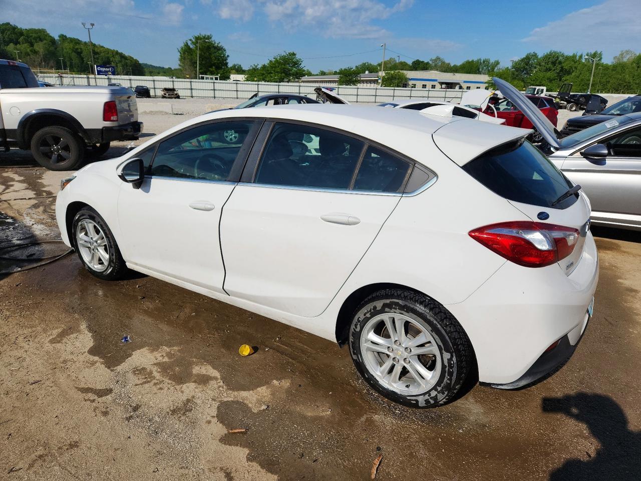 2018 Chevrolet Cruze Lt - Image 2
