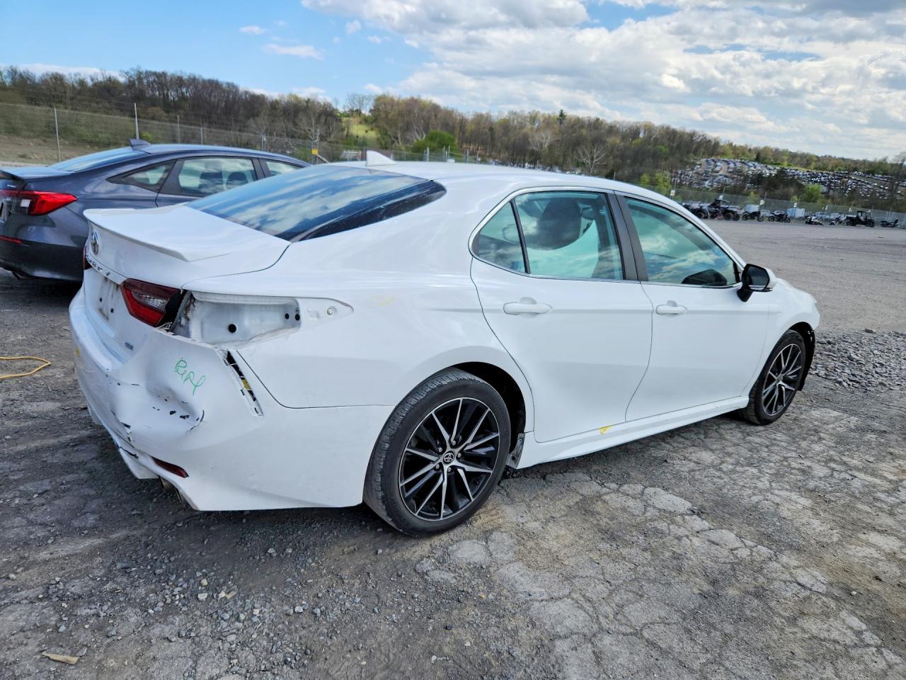 2022 Toyota Camry Se - Image 3
