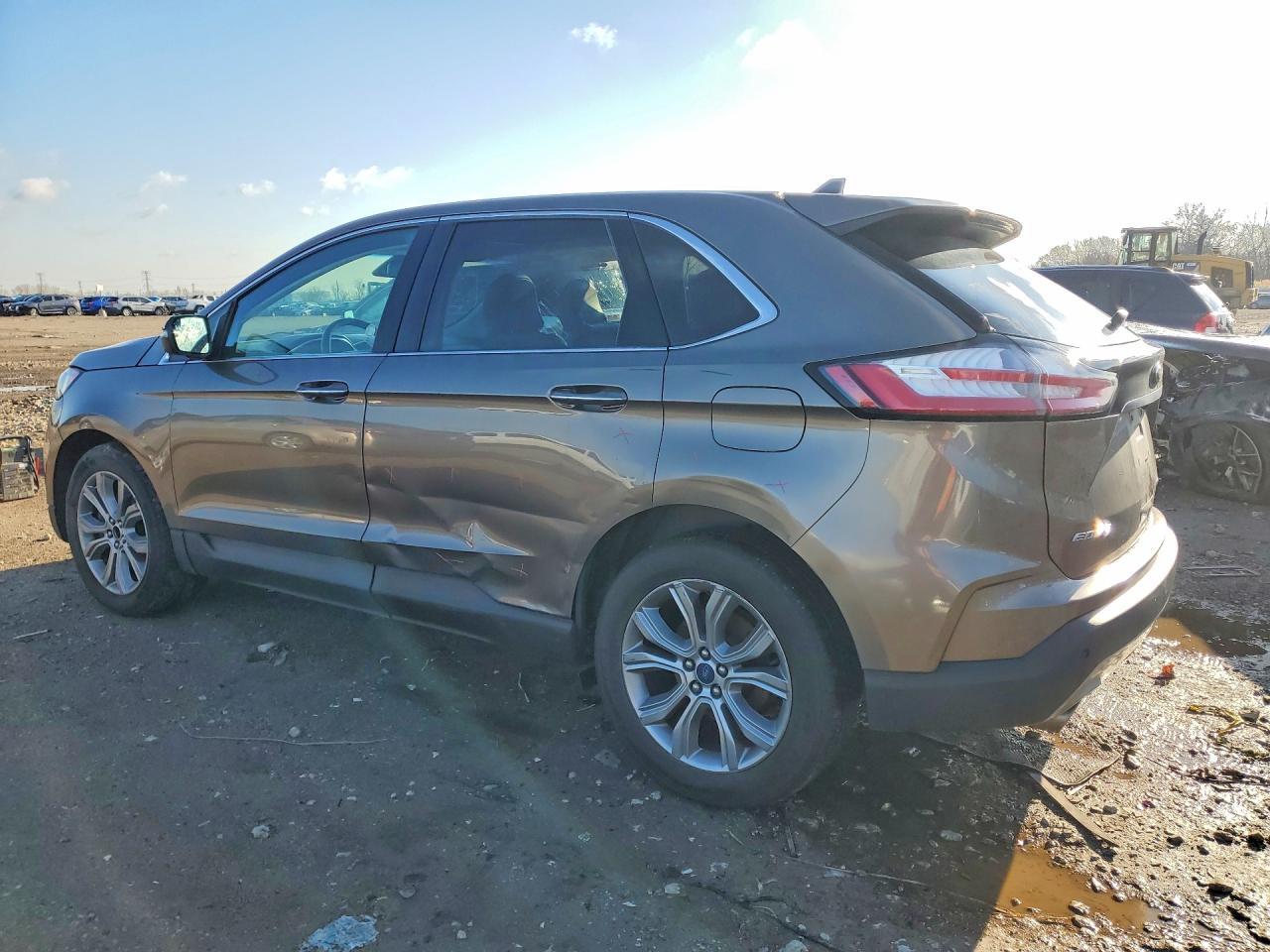 2019 Ford Edge Titanium - Image 2