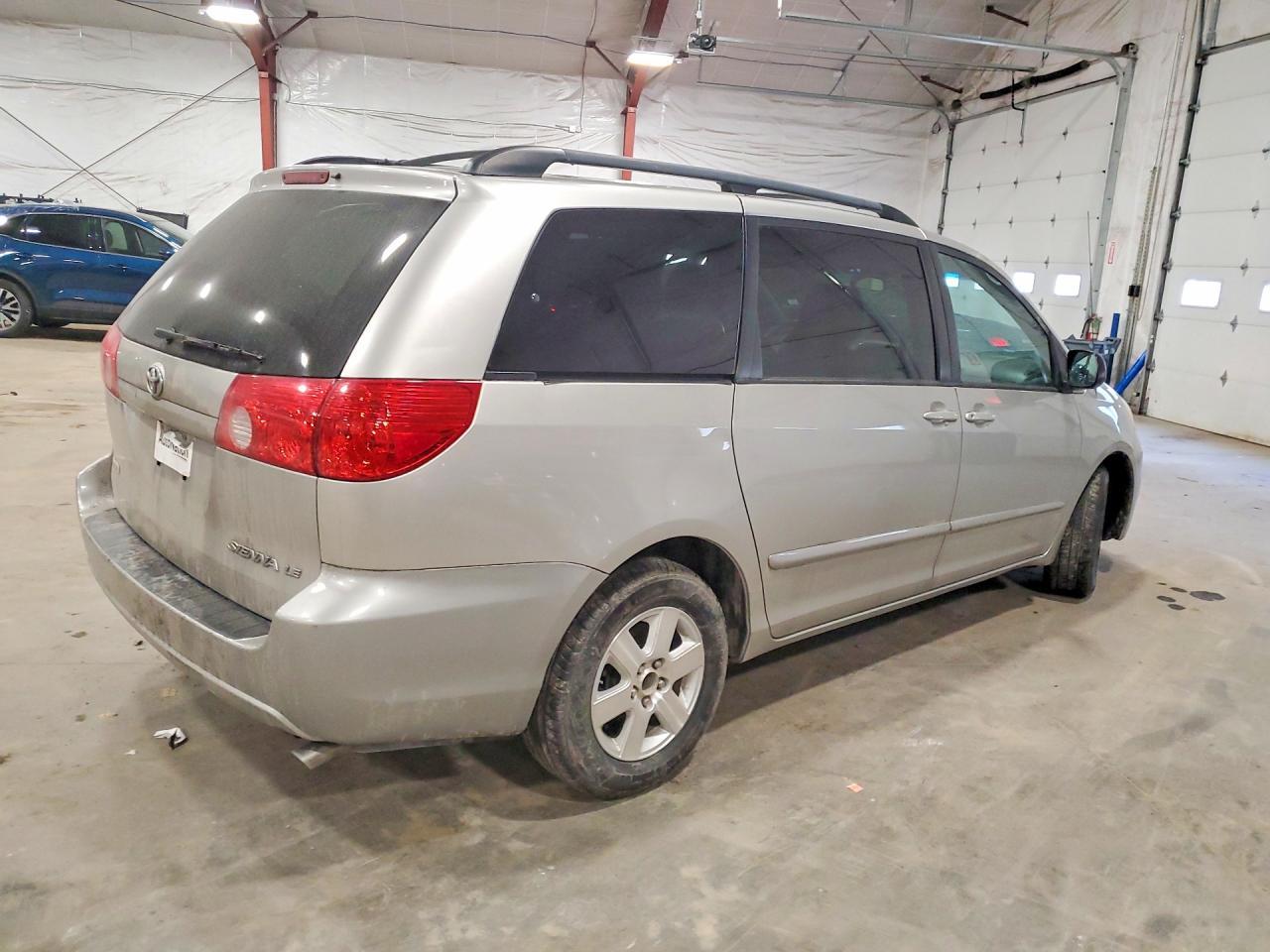 2010 Toyota Sienna Le 7-Passenger - Image 3