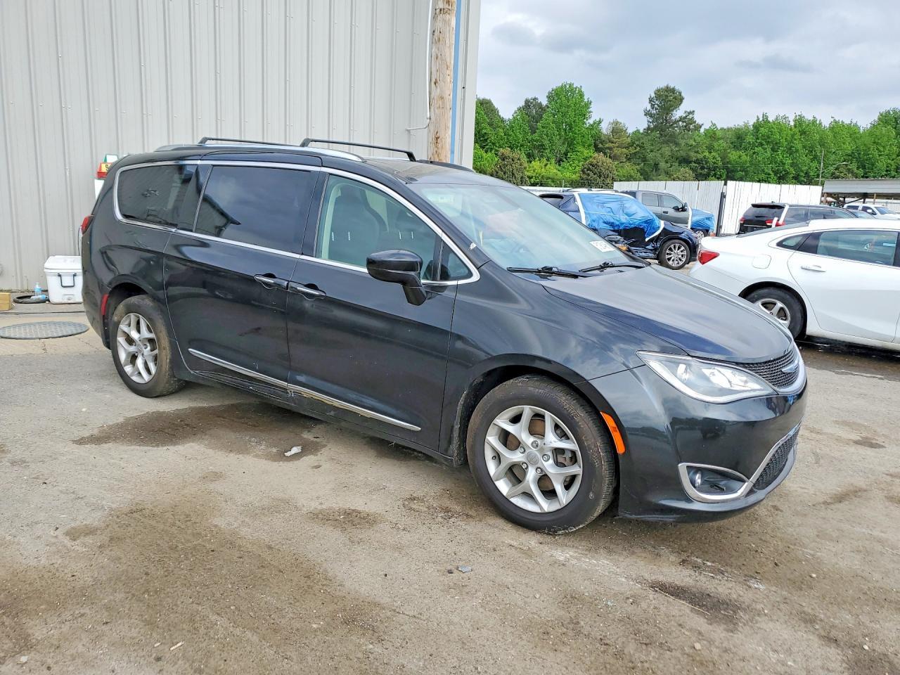 2018 Chrysler Pacifica Touring L Plus - Image 4
