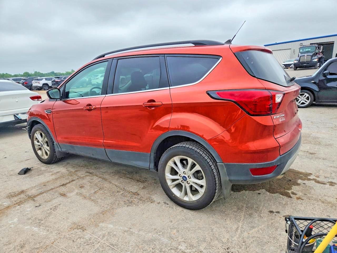 2019 Ford Escape Sel - Image 2