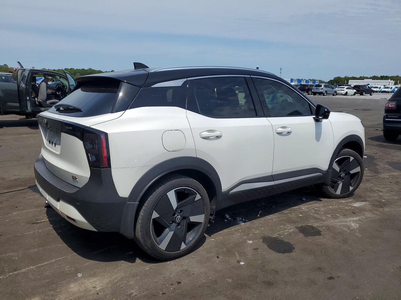 2025 Nissan Kicks Sr - Image 3