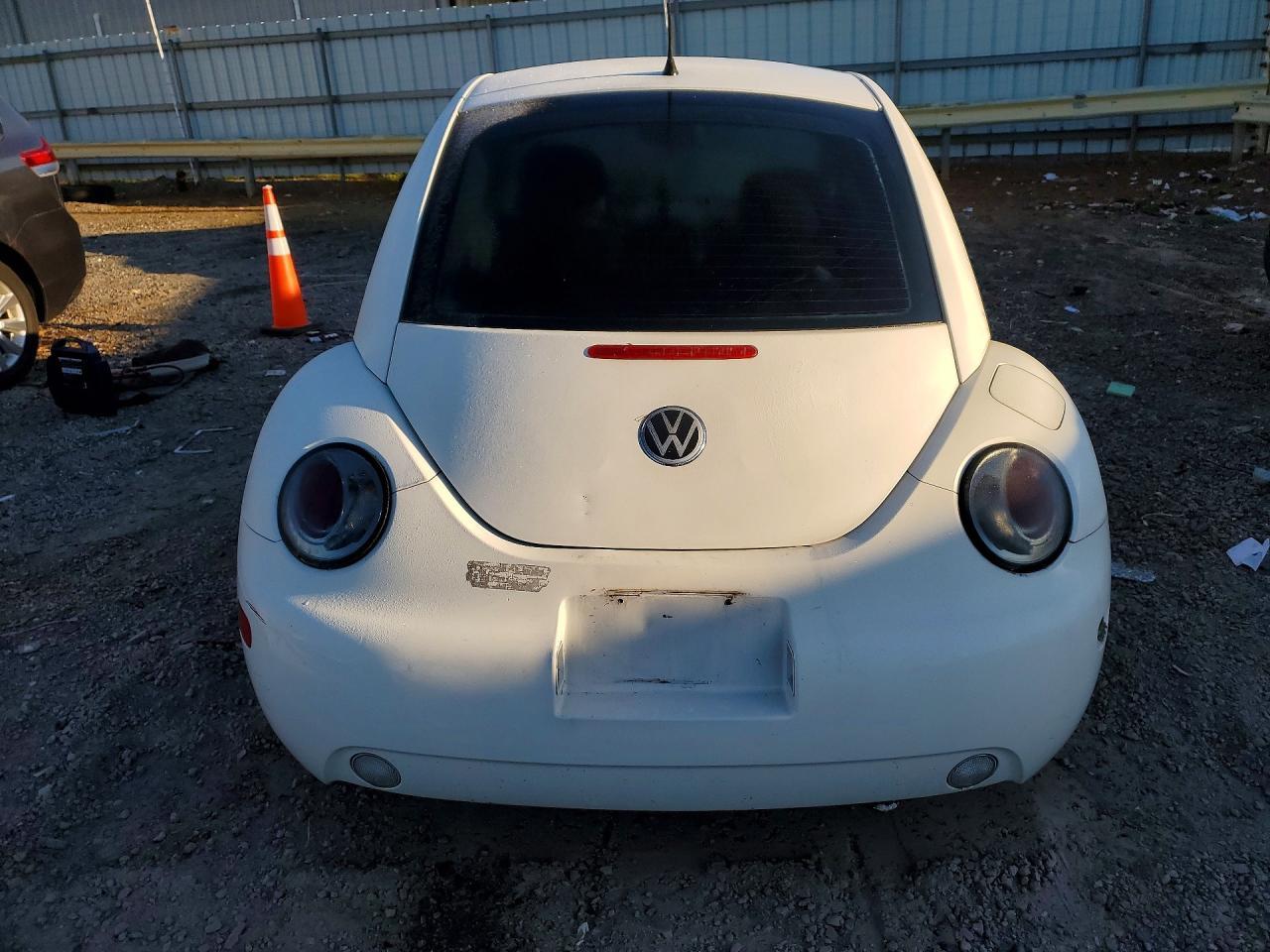 2004 Volkswagen New Beetle - Image 6