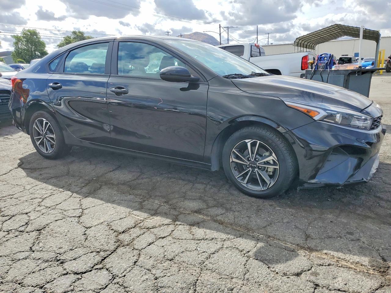 2023 Kia Forte Lxs - Фото 4