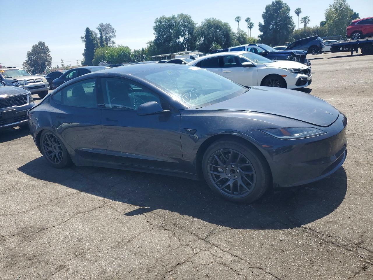 2025 Tesla Model 3 - Фото 4