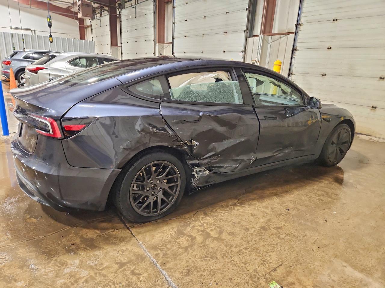2025 Tesla Model 3 - Фото 3