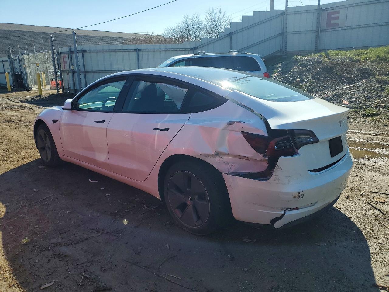 2022 Tesla Model 3 - Фото 2