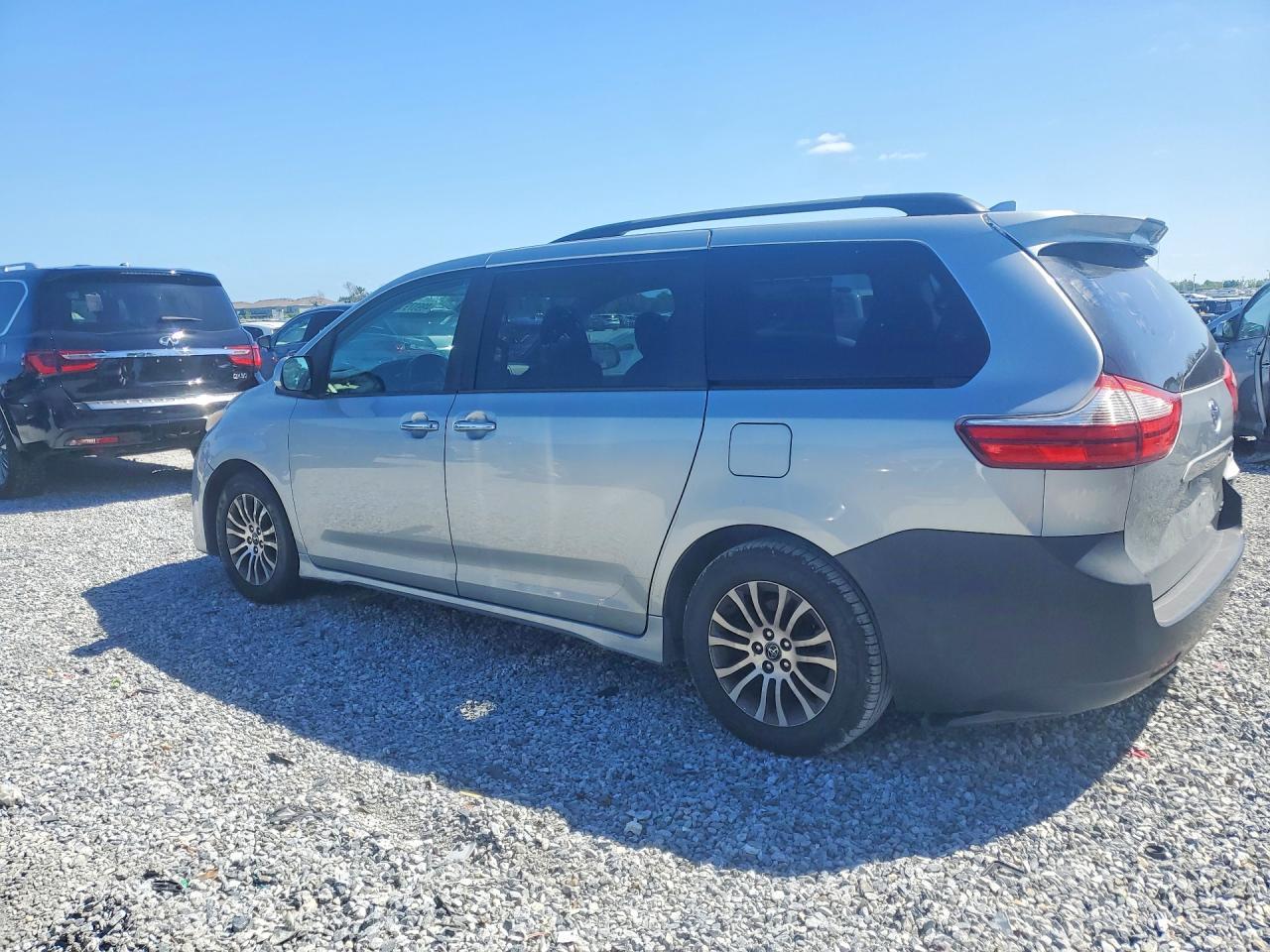 2019 Toyota Sienna Xle 8-Passenger - Image 2