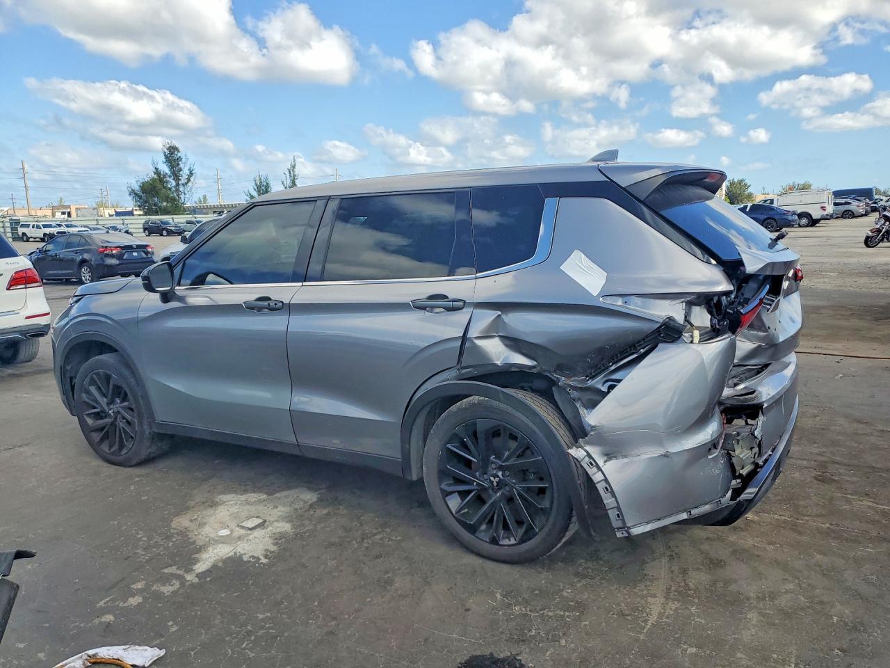 2022 Mitsubishi Outlander Se - Image 2
