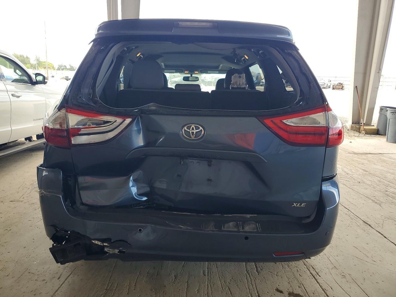 2017 Toyota Sienna Xle 8-Passenger - Фото 6