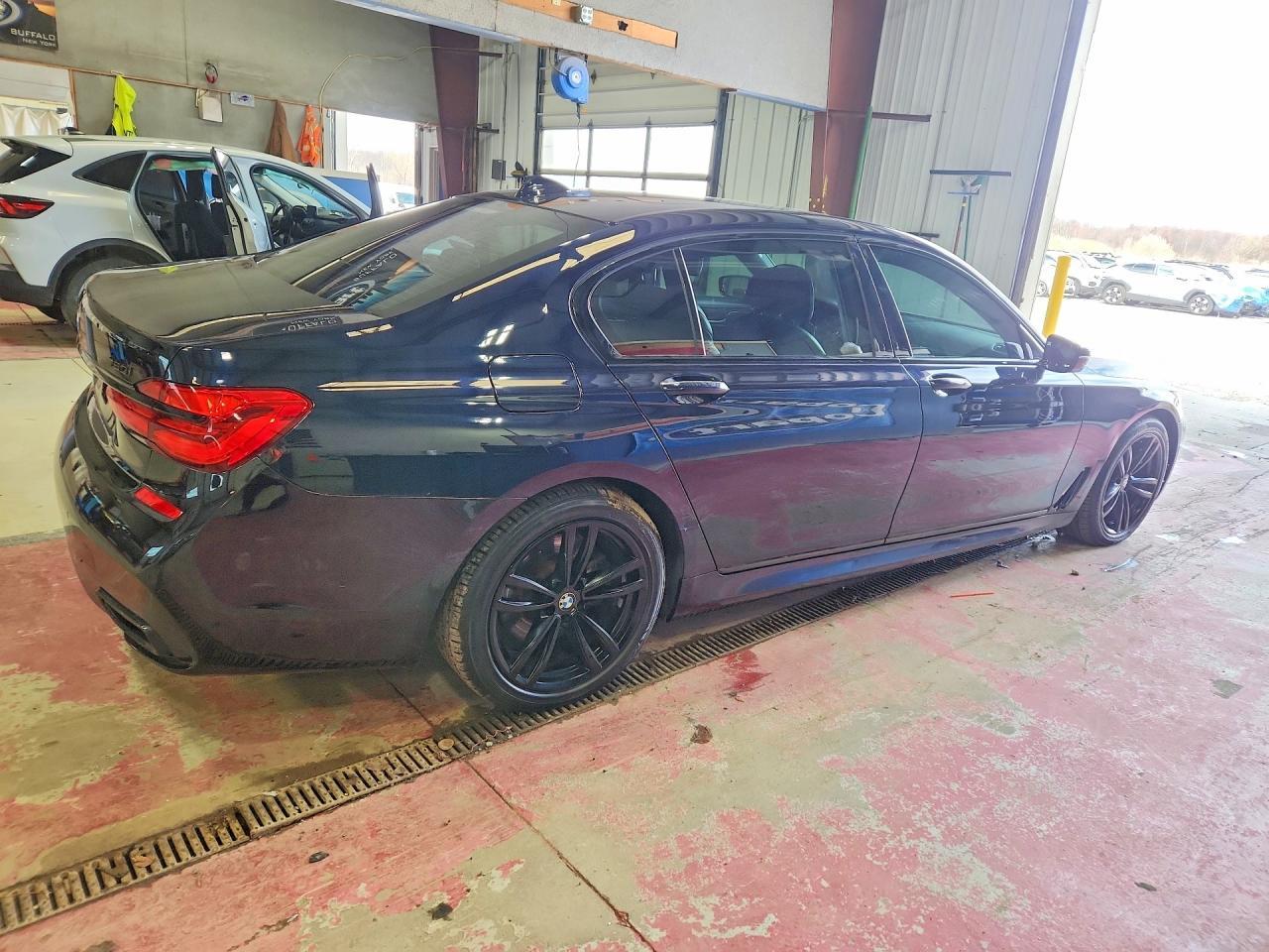 2017 BMW 750 Xi - Image 3