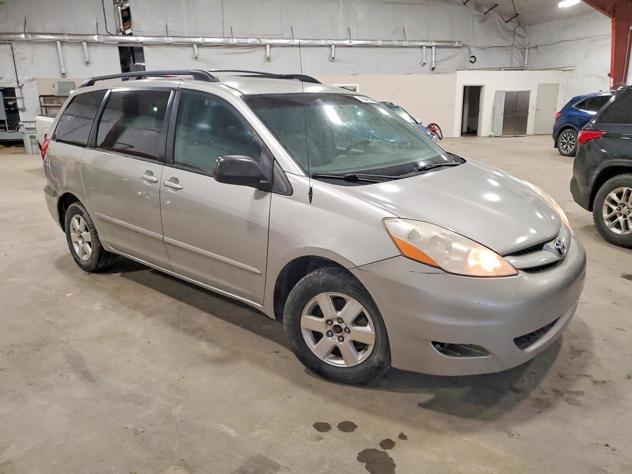2010 Toyota Sienna Le 7-Passenger - Image 4