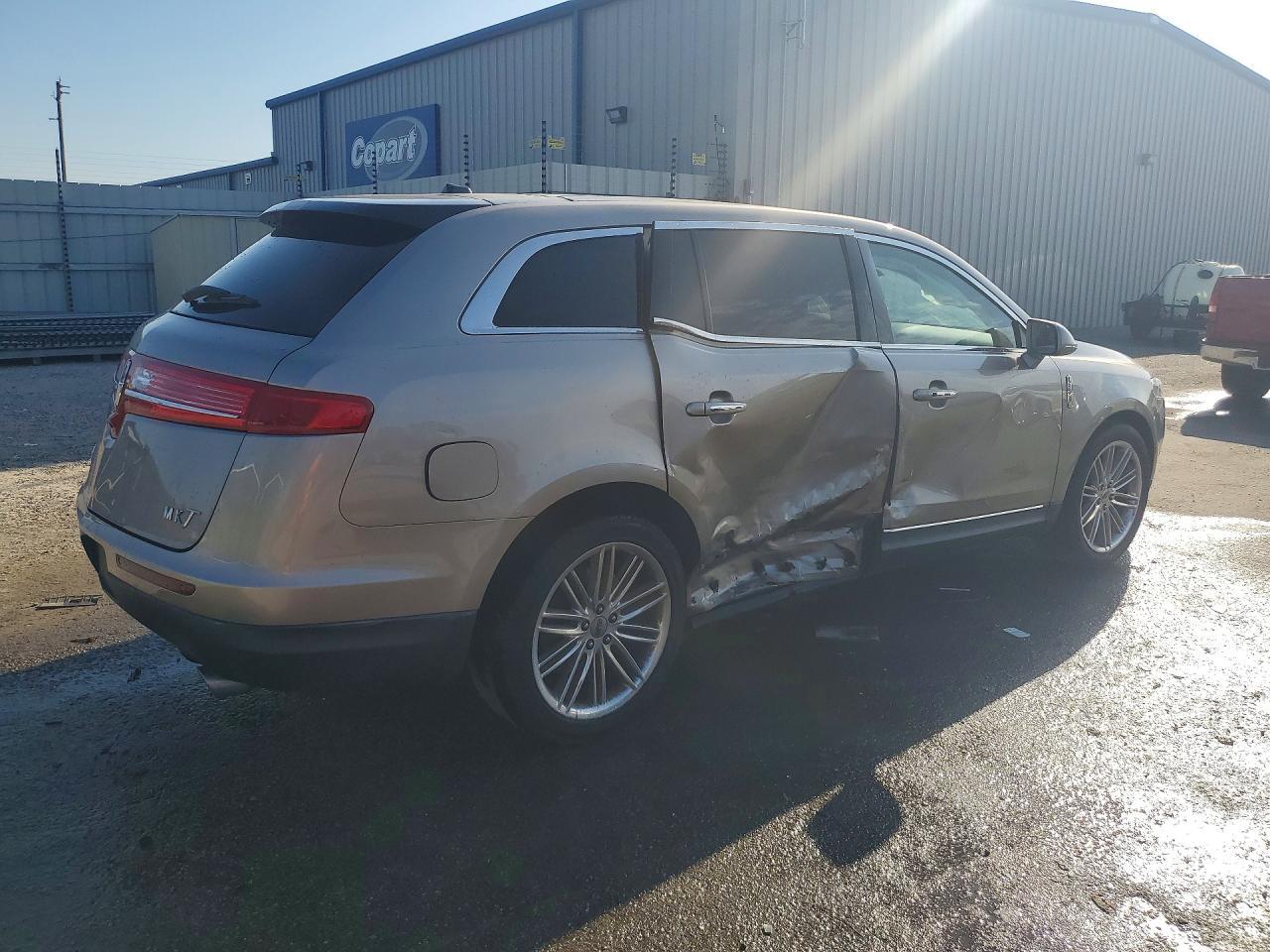 2019 Lincoln Mkt - Image 3
