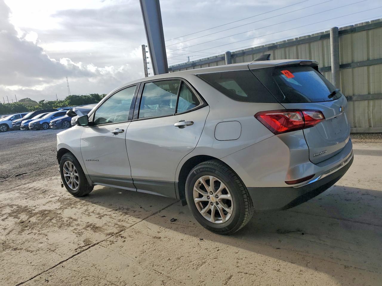 2018 Chevrolet Equinox Ls - Фото 2