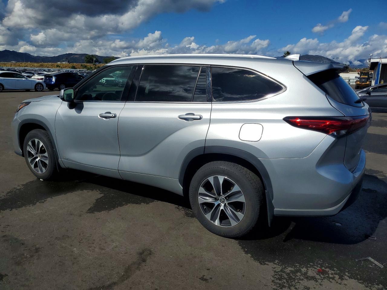 2022 Toyota Highlander Hybrid Xle - Image 2
