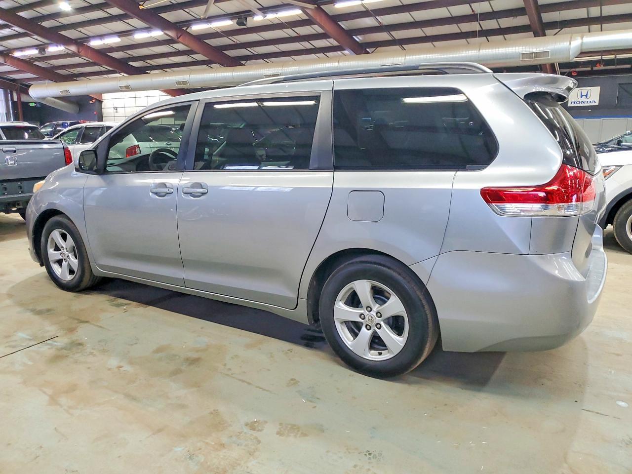 2011 Toyota Sienna Le 8-Passenger - Image 2