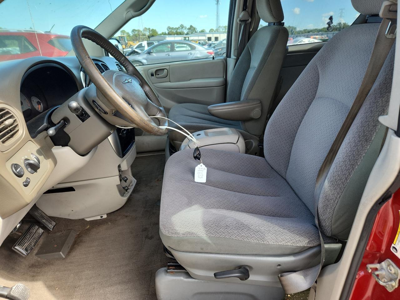 2005 Chrysler Town & Country Touring - Image 7