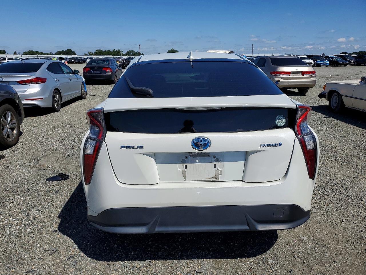 2016 Toyota Prius Three Touring - Фото 6