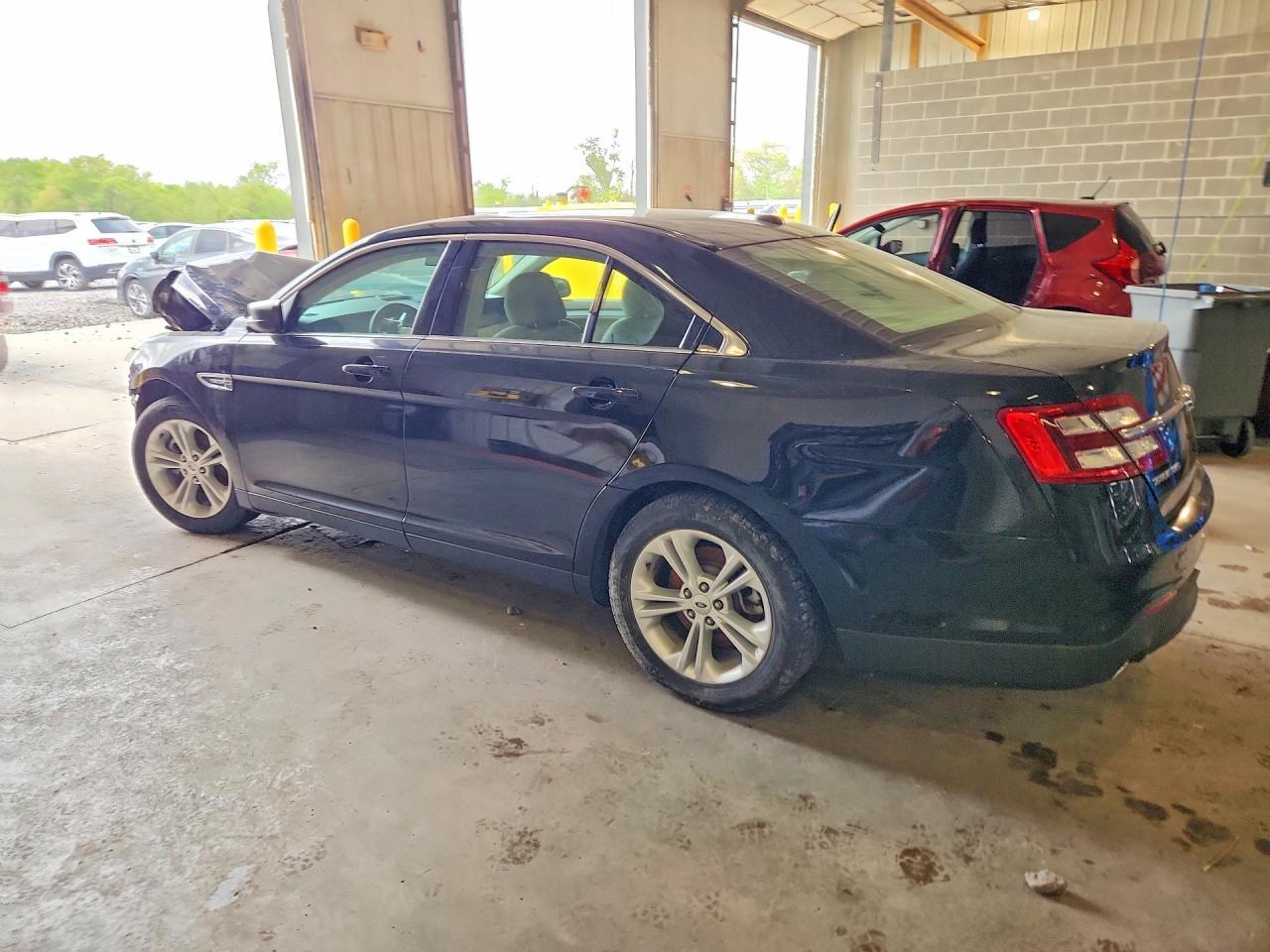 2016 Ford Taurus Se - Image 2