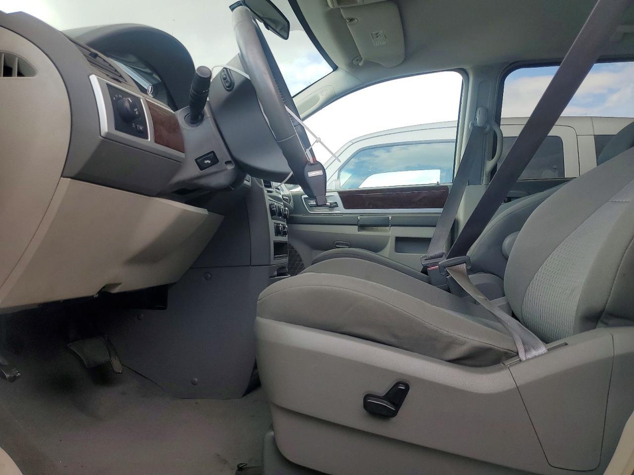 2010 Chrysler Town & Country Touring - Фото 7