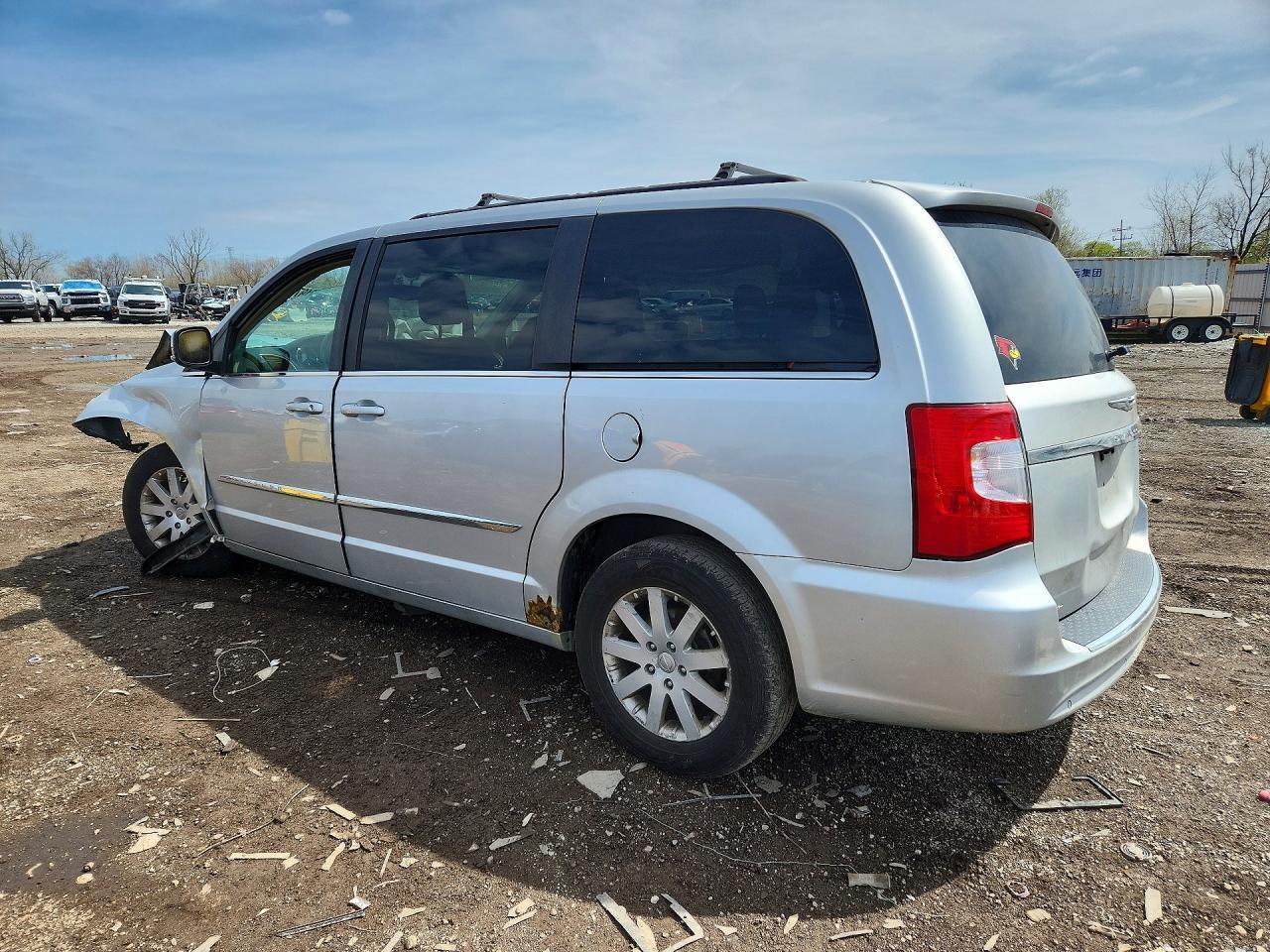 2011 Chrysler Town & Country Touring L - Фото 2