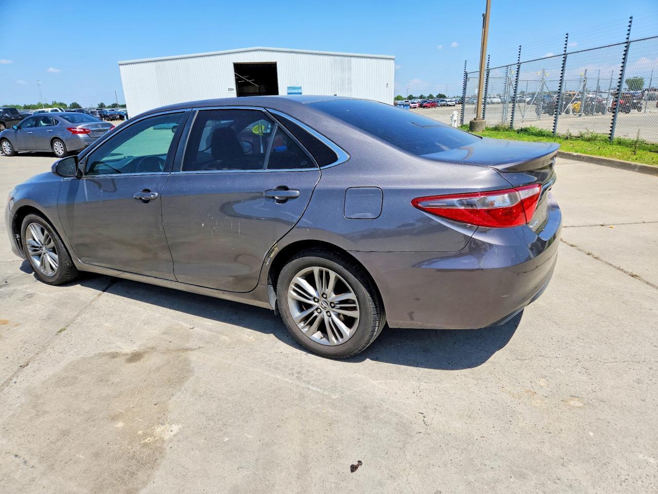 2016 Toyota Camry Se - Фото 2