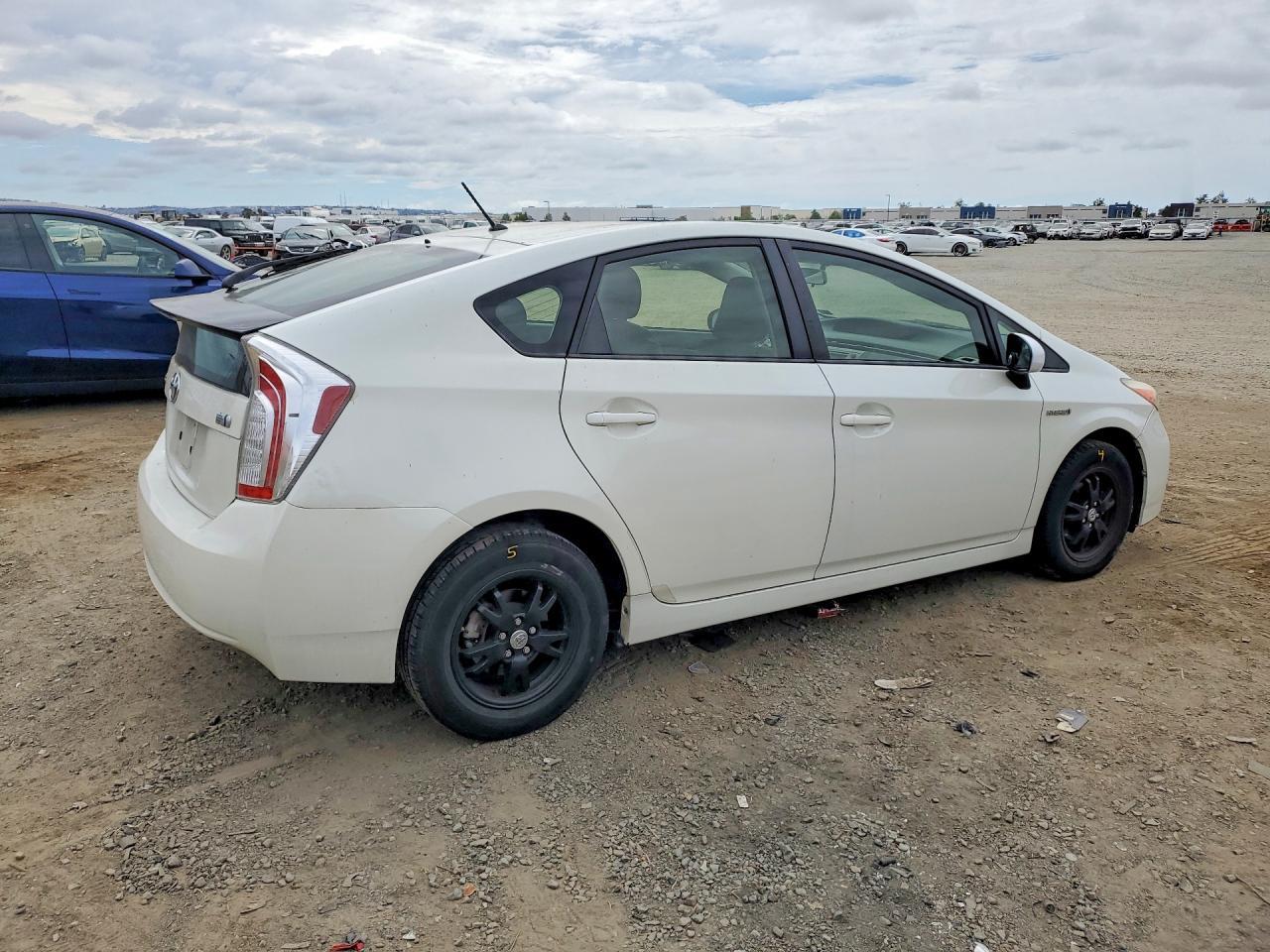 2015 Toyota Prius Two - Фото 3