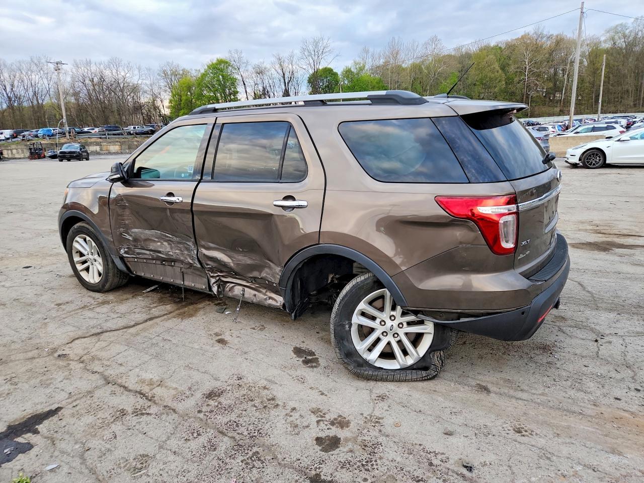 2015 Ford Explorer Xlt - Image 2