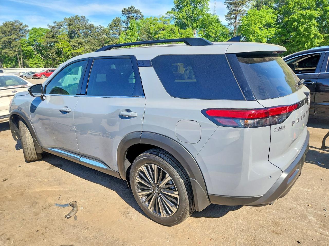 2026 Nissan Pathfinder Platinum - Image 2